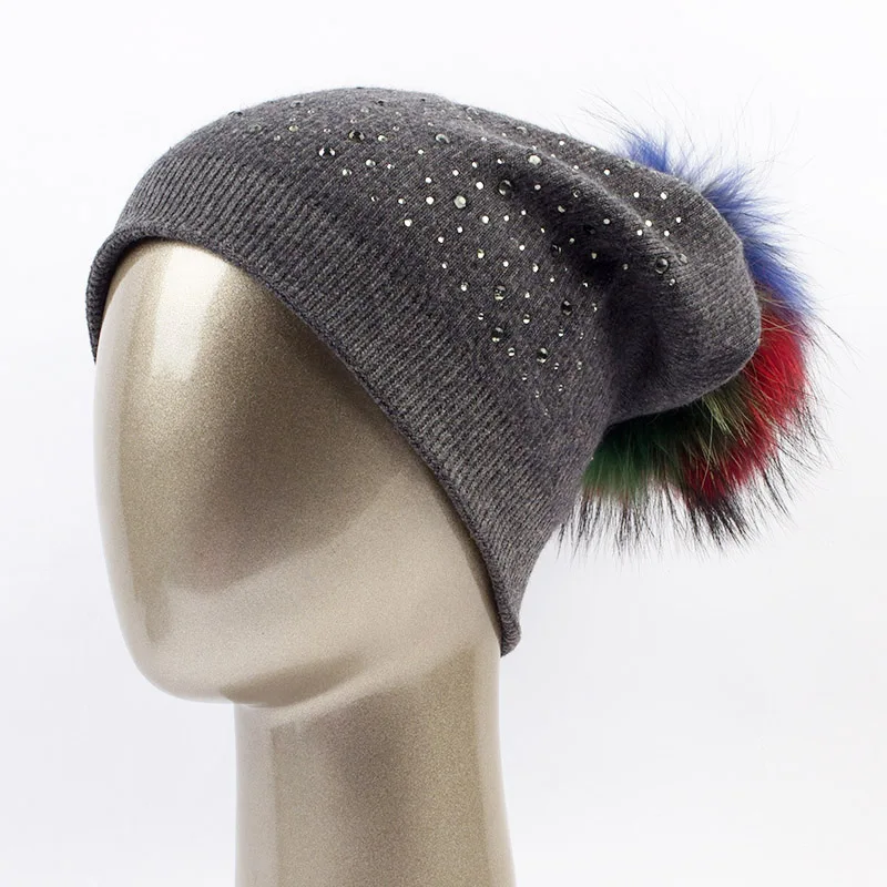 Geebro Для женщин помпонами Шапки зима теплая Вязание енота Мех животных Pom Beanie шапка для Для женщин Натуральный мех помпоном Skullies шапочки dq039 - Цвет: Dark Grey C