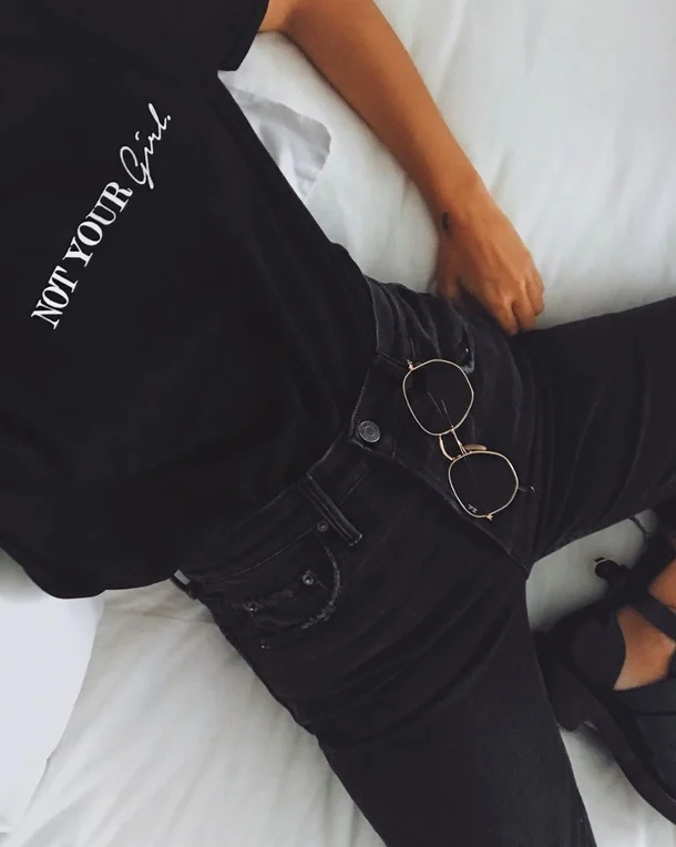 Женская футболка с надписью Not Your Girl на тему феминизма черная в уличном стиле