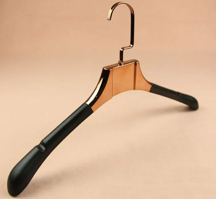 [Бесплатная доставка] пластиковые вешалки с кожаным подкладом для одежды мужской