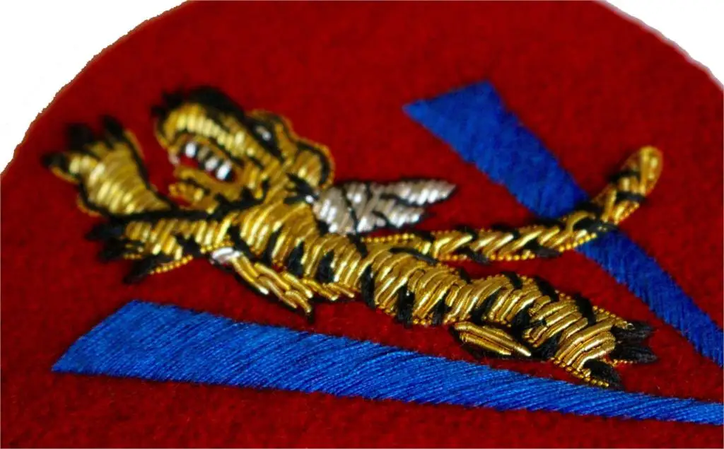 Рычащий тигр дизайн hand made из витой нити, из проволоки Вышитая эмблема, красный цвет