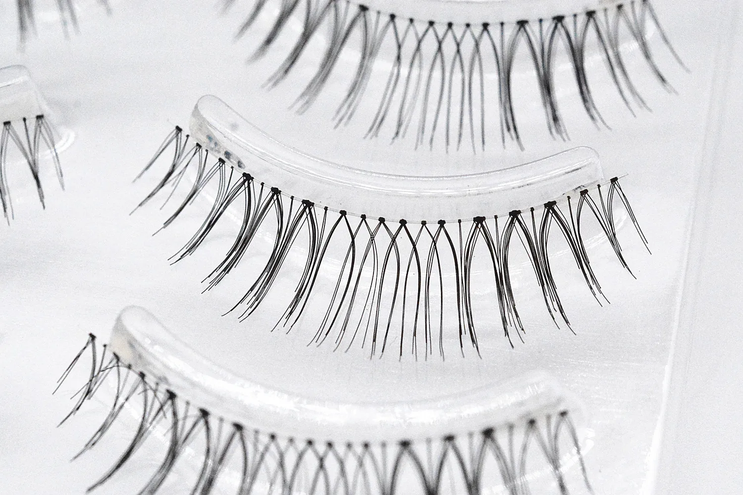 

2019 Hot Sale 4 Pairs False Eyelashes Handmade High Quality Natural Short Cross Transparent Stem Eyelash Extension Tools