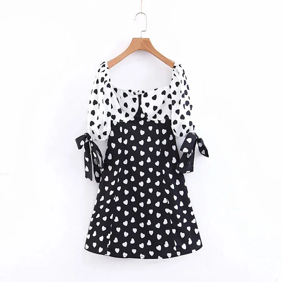 Женское вечернее платье в горошек с открытыми плечами и открытой спиной