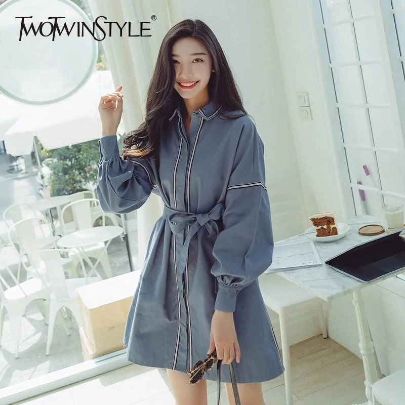 TWOTWINSTYLE Полосатое платье рубашка для женщин с рукавами фонариками кружевное