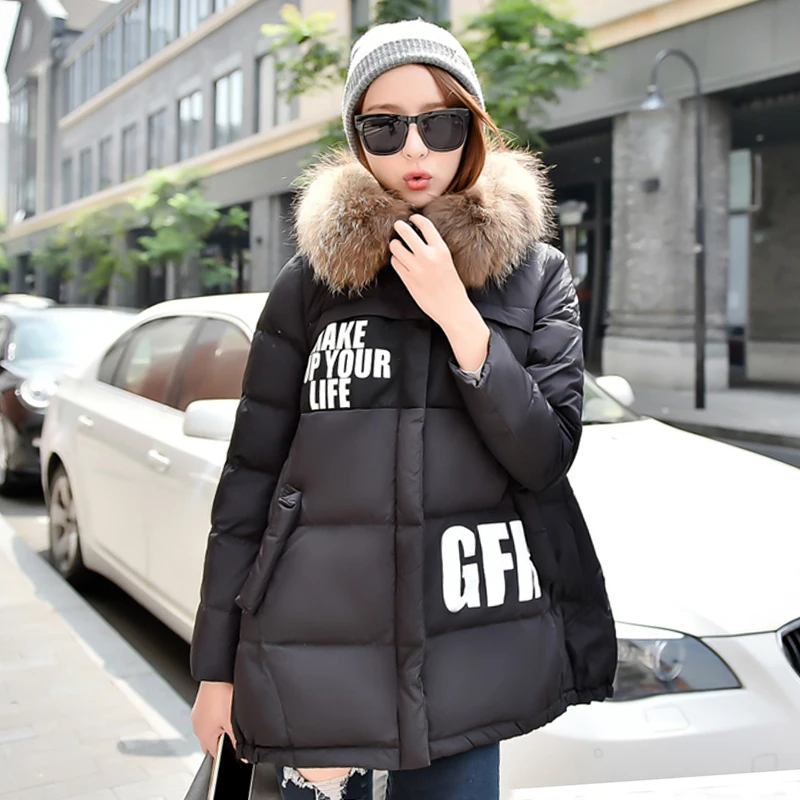 Женская зимняя куртка белая парка с капюшоном и меховым воротником из меха енота