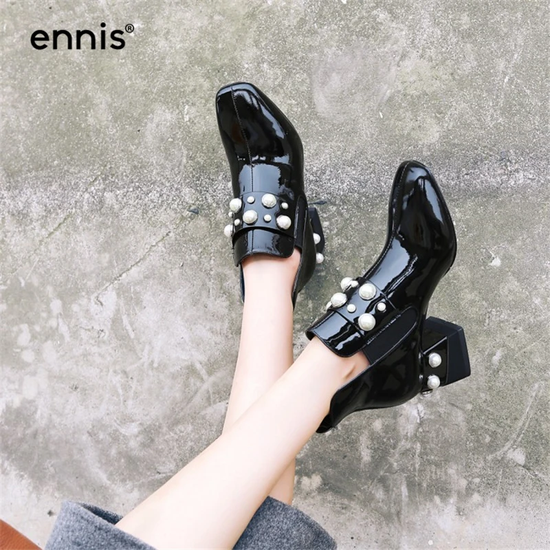 ENNIS/ г.; черные женские ботинки из лакированной кожи, Украшенные бусинами и жемчужинами; Дизайнерская обувь «Челси» с квадратным носком; эластичные короткие ботиночки; A7247
