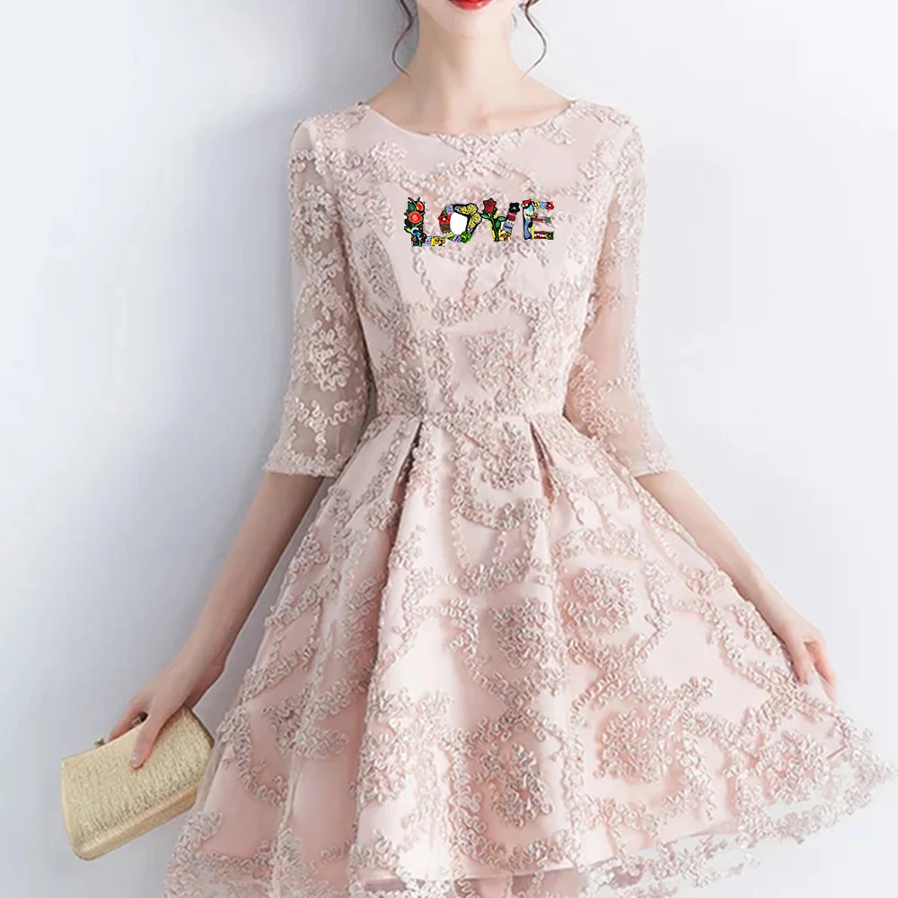 Нашивки с надписью LOVE украшенные бисером и блестками изображением улыбки для