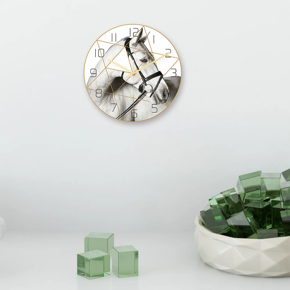 Геометрическая Белая лошадь настенные часы кварцевые Reloj де сравнению