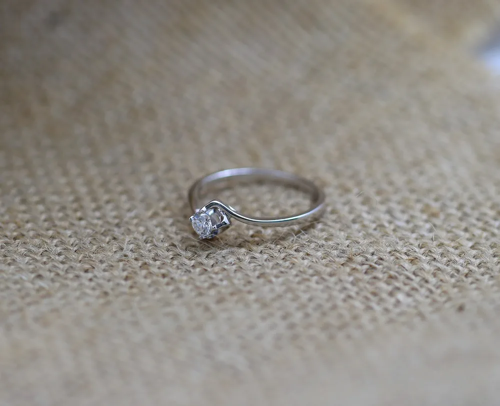 Женское круглое кольцо с натуральным бриллиантом LASAMERO 0 19 CT DE/SI 18 К белое золото |