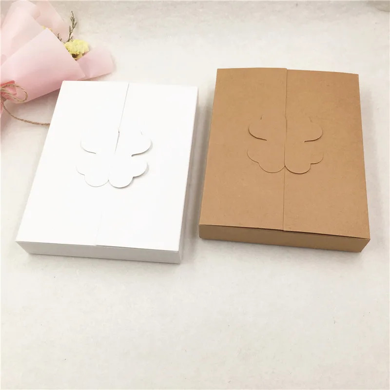 

Пустые бумажные коробки в форме клевера на удачу, 20 шт./лот, 16x12,6x2,5 см, цепочка для запечатывания, аксессуары для ювелирных изделий, футляры для переноски