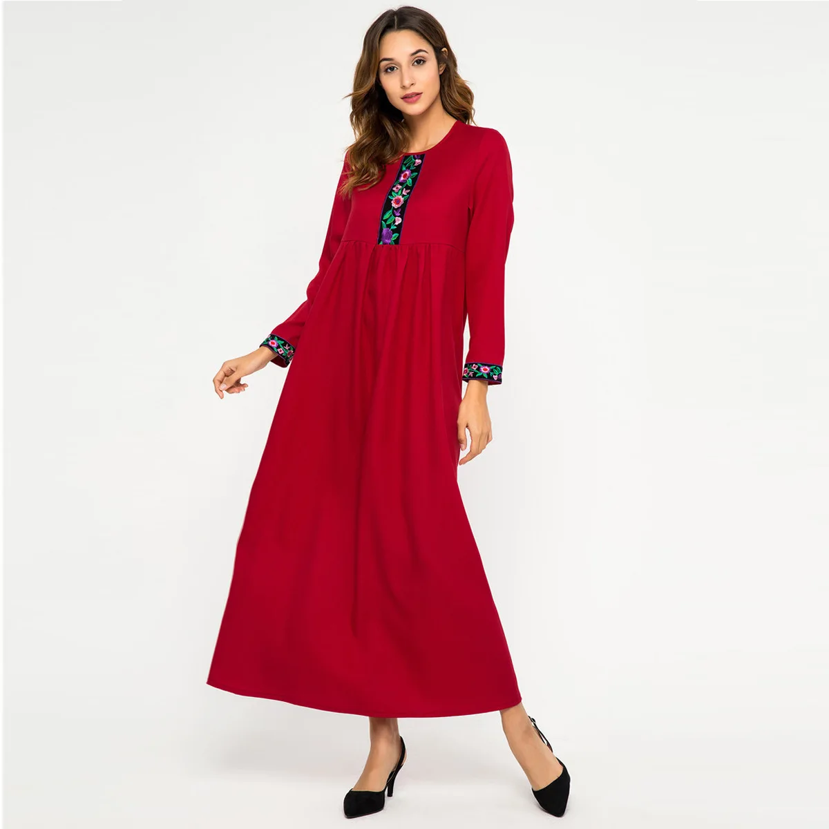 Мусульманское платье на Ближнем Востоке арабское с вышивкой и длинными рукавами