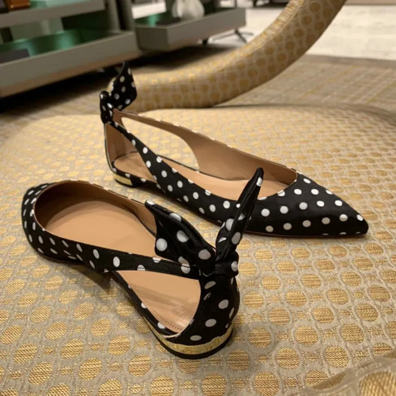 Женские сандалии с острым носком на плоской подошве вырезами кроличьими ушками