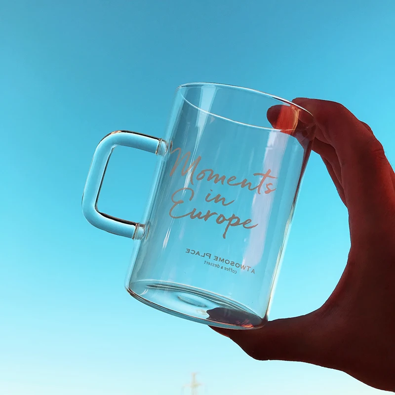 Простая прозрачная стеклянная кружка с белой надписью ручкой кружки для чая и