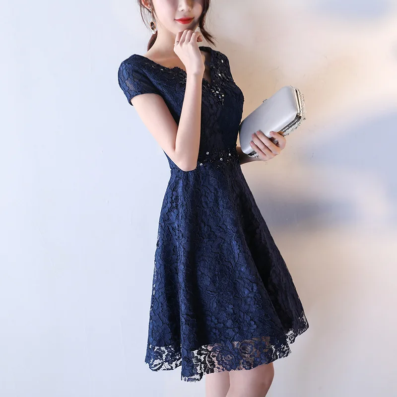 Женское вечернее платье трапеция короткое с V образным вырезом и кружевом