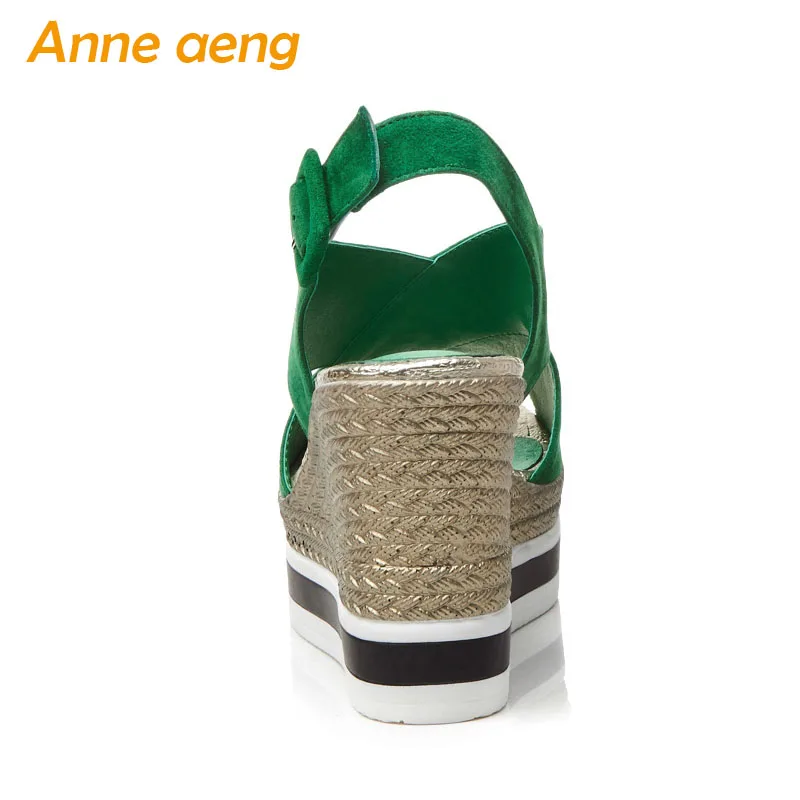 Женские босоножки из натуральной кожи на высокой танкетке с пряжкой платформе