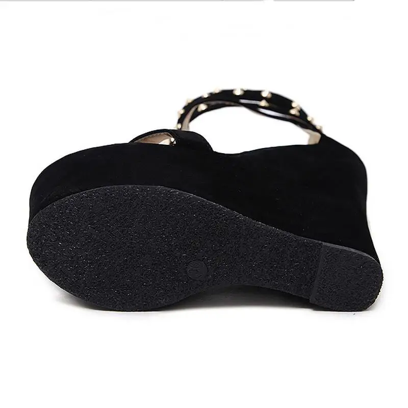 Женские туфли на танкетке 15 см пикантные лодочки с заклепками и металлической