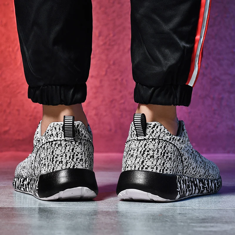 Мужские кроссовки с вулканизированной подошвой черные классические на шнуровке