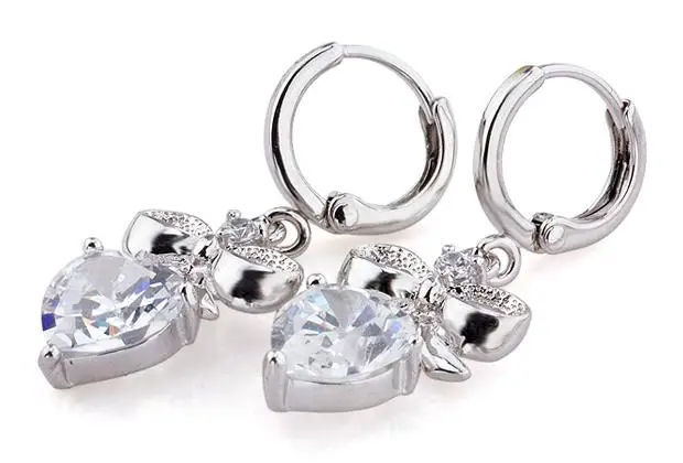 Романтические женские серьги золотистого и белого цвета с сердечком