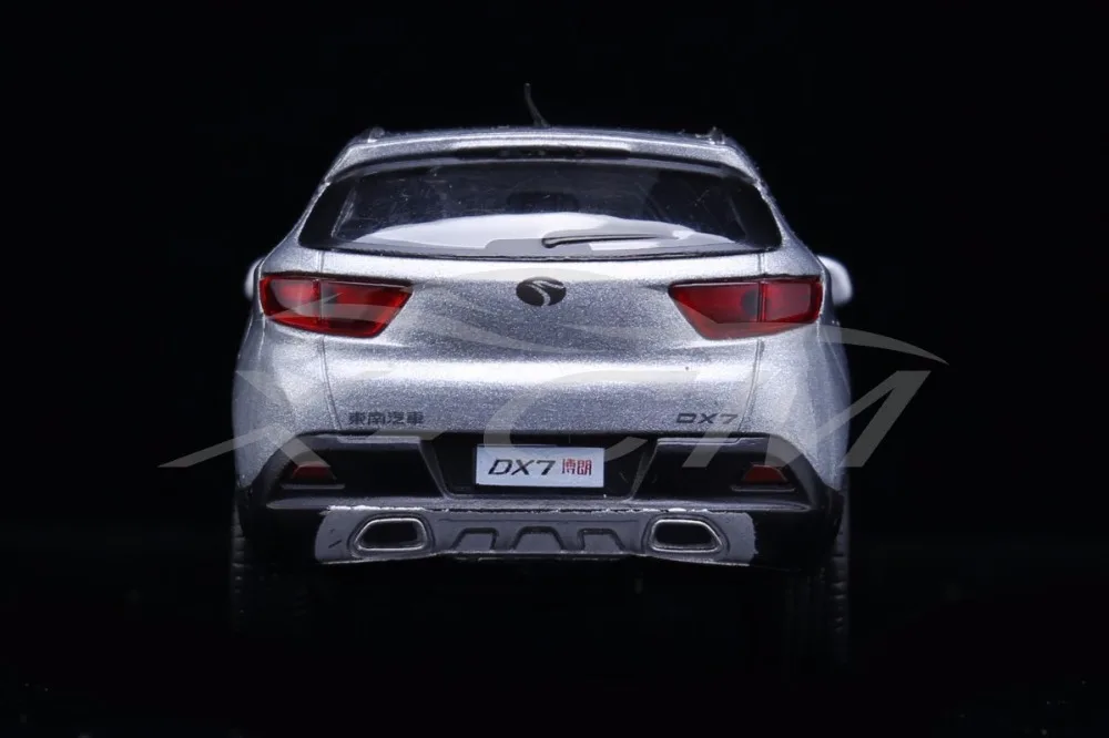 Литая модель автомобиля Soueast Motor DX7 SUV 1:43 (серебристый) имеет фары которые могут