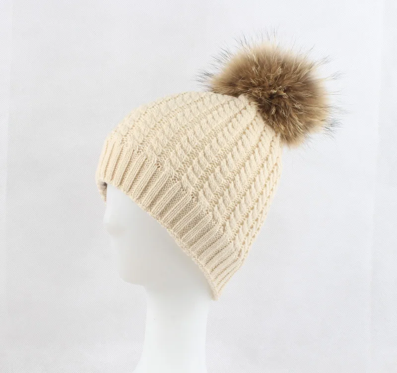 Русские женские вязаные шапки Skullies 15 см из меха енота помпон шапка женская зимняя