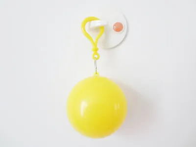 Yellow Переносной плащ мяч Для женщин Для мужчин открытый плащи Водонепроницаемый одноразовые Кемпинг пончо с капюшоном Пластик брелок мяч дождевик - Цвет: Yellow