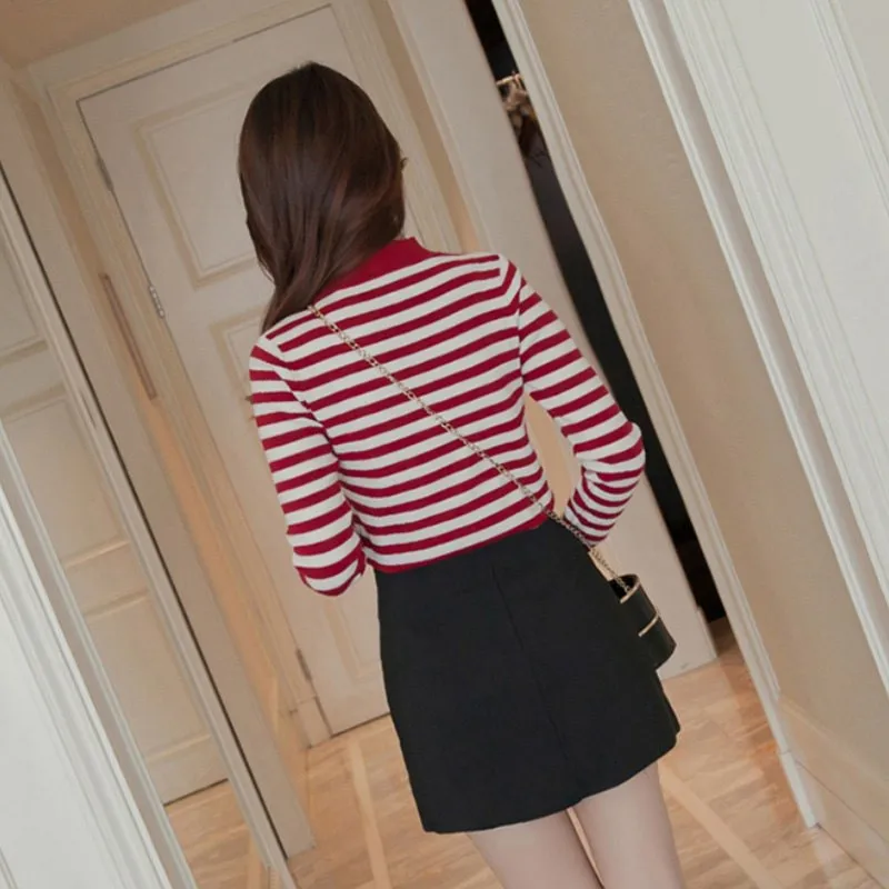 Женская Современная трикотажная футболка в полоску черная красная облегающая