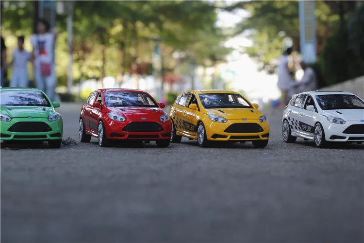 ZXZ 1:32 Бесплатная доставка Ford Focus сплав литье под давлением модель потяните назад