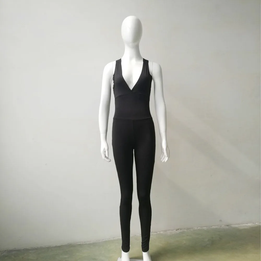 Женский спортивный костюм с глубоким v образным вырезом и открытой спиной для