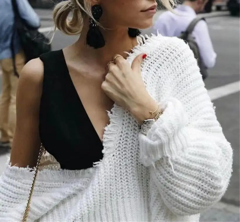 Женский трикотажный свитер с открытыми плечами черный однотонный Свободный