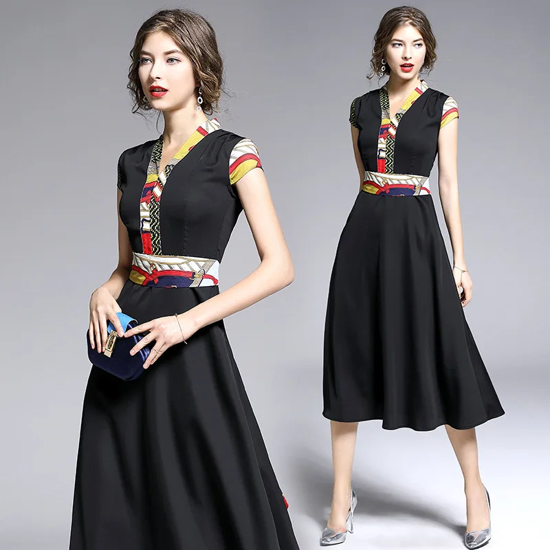 Женское платье с ярким рисунком элегантное черное до середины икры коротким