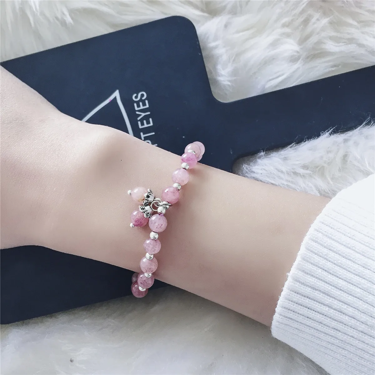 Женский посеребренный браслет с бусинами розовый ручной работы кристаллами в