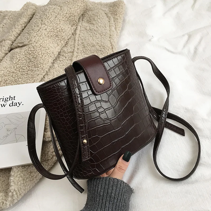 Женская сумка мессенджер винтажная кожаная через плечо с камнями на молнии