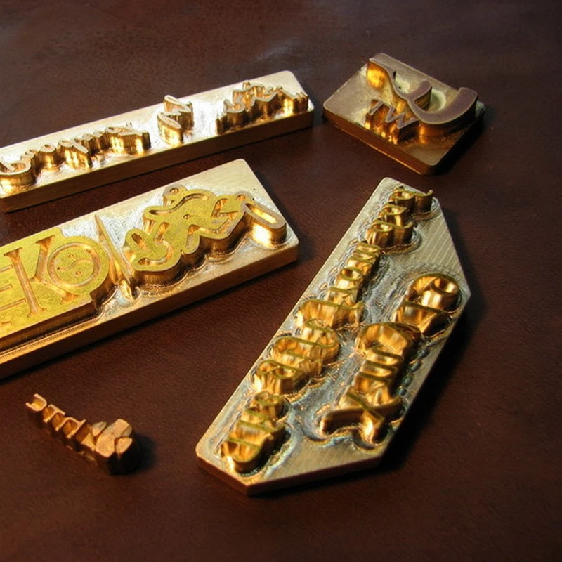 Обслуживание с тиснением для личного имени логотипа текстового сообщения и