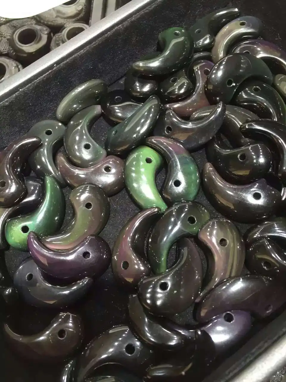 Бесплатная доставка бесплатная натуральный Радужный обсидиан ожерелье Magatama