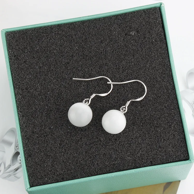 Женские серьги в виде белых шариков диаметром 10 мм|Серьги-подвески| |