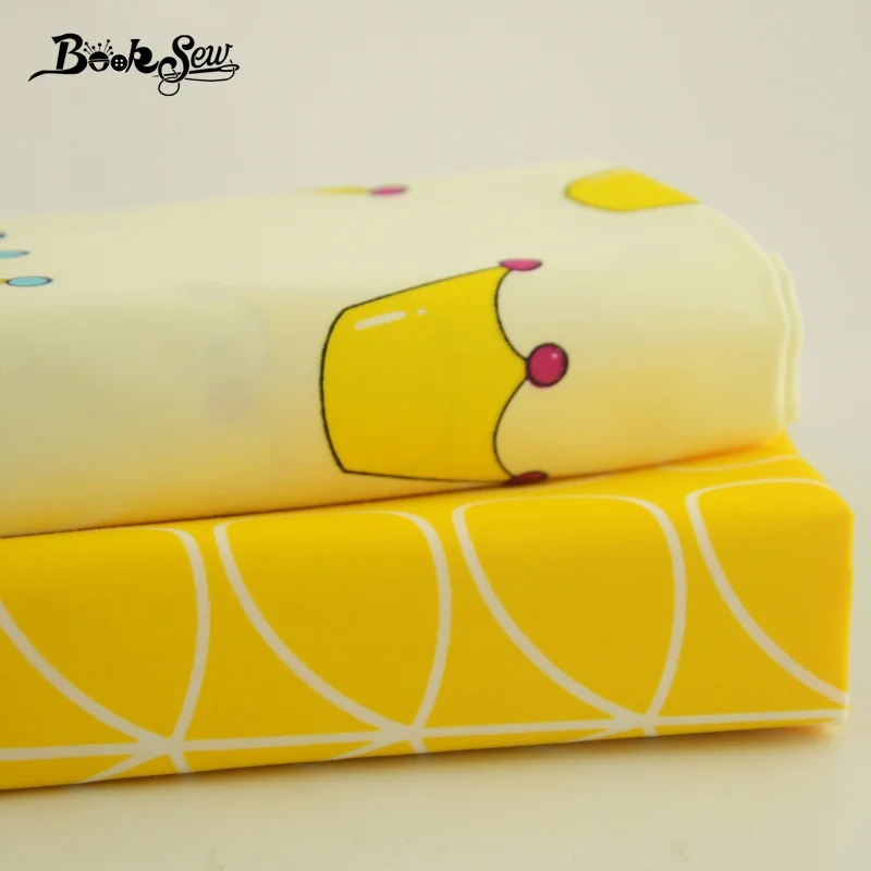 Хлопчатобумажная ткань с буквенным принтом бежевого и темно-желтого цвета