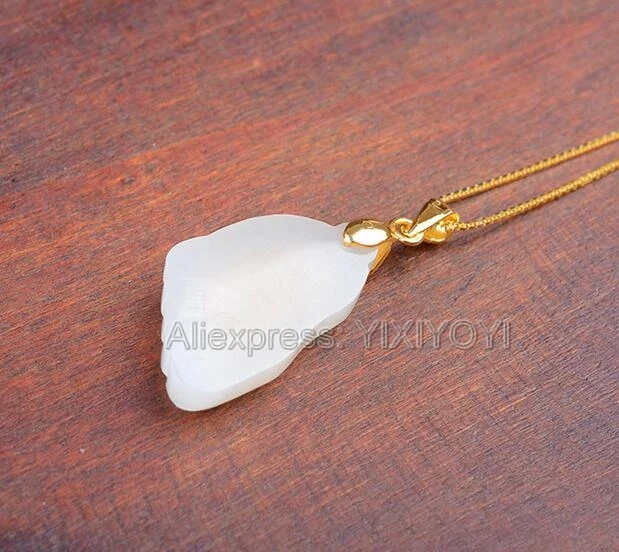 Натуральный белый нефрит + подвеска 18 карат с инкрустацией пауком из твердого