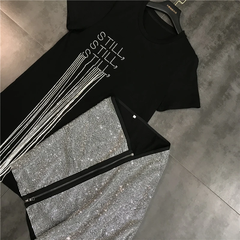 Новинка года; сезон весна; стразы бахрома из цепочек; короткий рукав+ застежка-молния; короткое двухсекционное платье