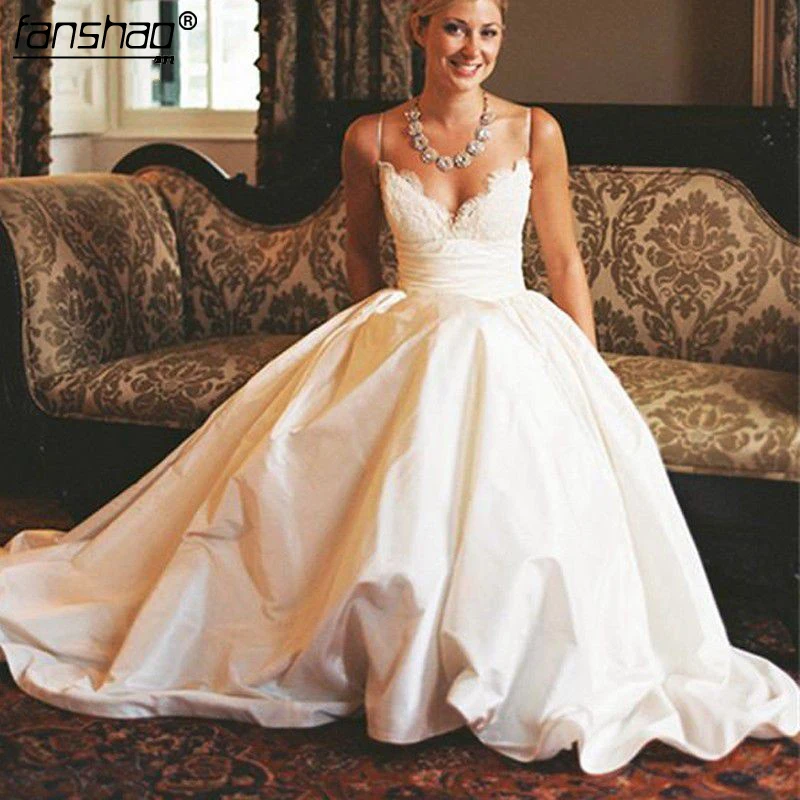 

Popular V Neck Wedding Dresses reflective dress Speghetti Sexy Back Court Train robe femme Princesa Custom Made