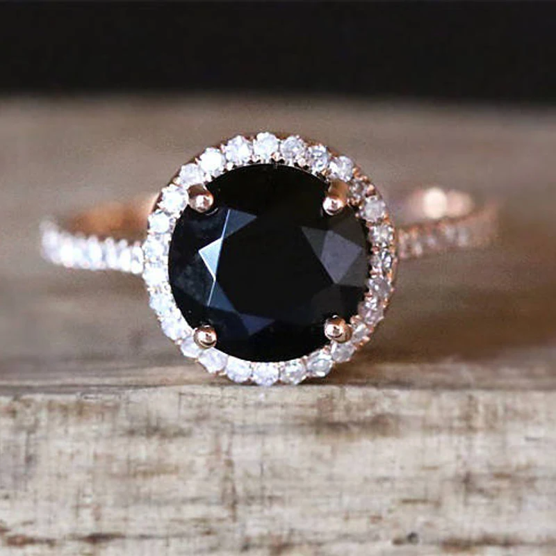 Кольцо обручальное из розового золота с черным кристаллом и фианитом |