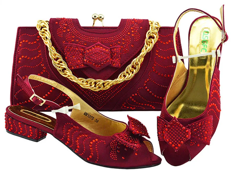 Комплект из свадебных туфель и сумочки золотистого цвета Женский комплект обуви