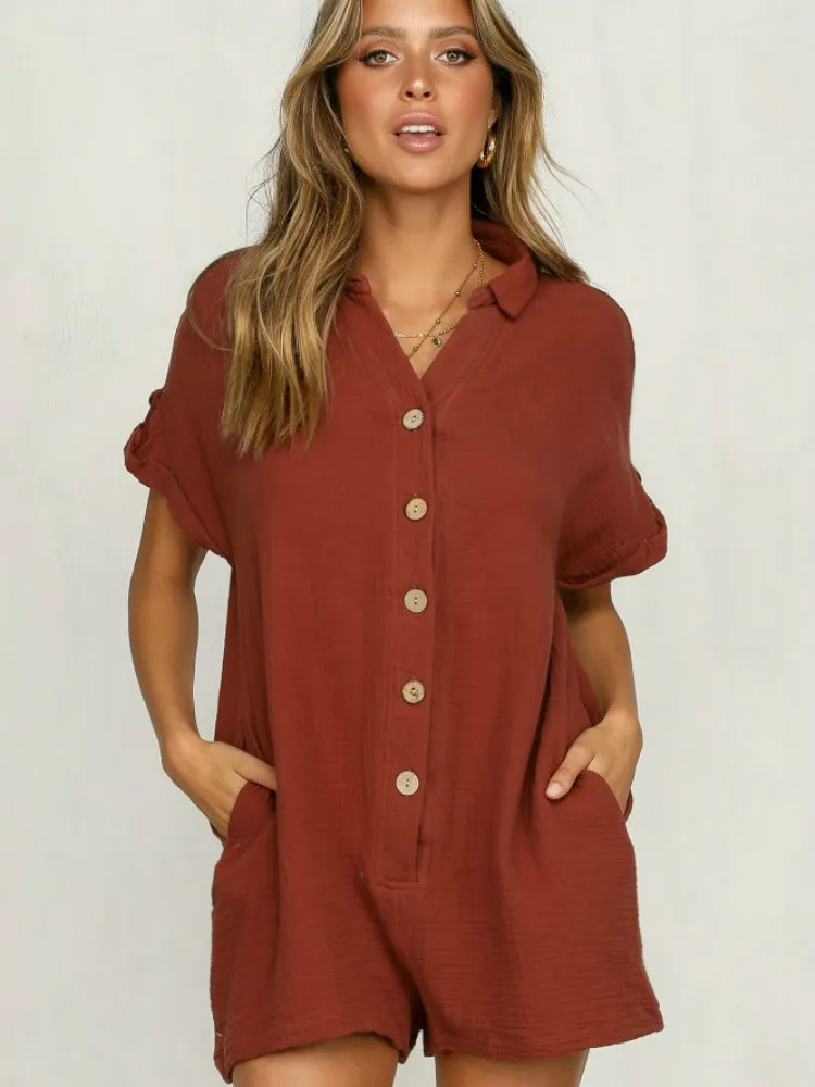 Женский льняной комбинезон на пуговицах повседневный однотонный с коротким