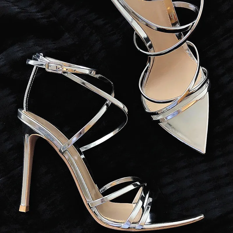 Женские босоножки с перекрестными ремешками на очень высоком каблуке острым