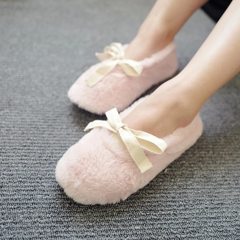 Короткие плюшевые домашние тапочки на плоской подошве женские зимние теплые
