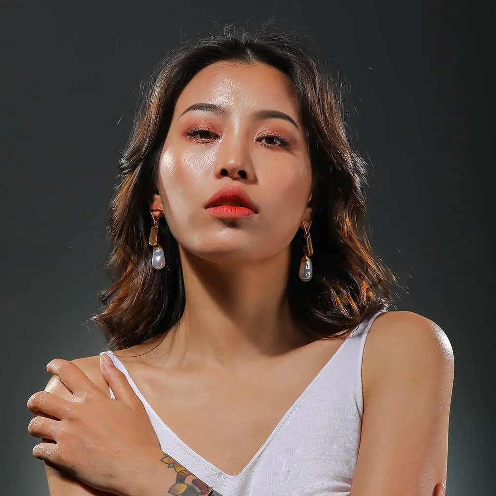 

LEADERBEADS 2019 Trendy Handmade Irregular Gold Alloy Imitation Pearl Drop Earrings Women's Wedding Party Long Dangle Brincos