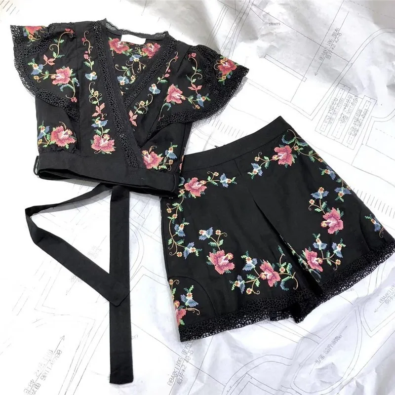 black TWOTWINSTYLE вышивка кружево лоскутное для женщин комплект из двух предметов V образным вырезом Короткие укороченные топы высокая талия бандажные шорты женский костюм Мода - Цвет: black