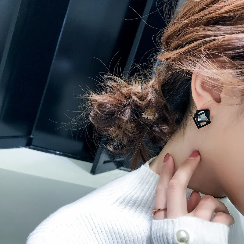 

DREJEW Korean Gray Crystal Black Square Statement Earrings Christmas 925 Stud Earrings for Women Fashion Wedding Jewelry HE929