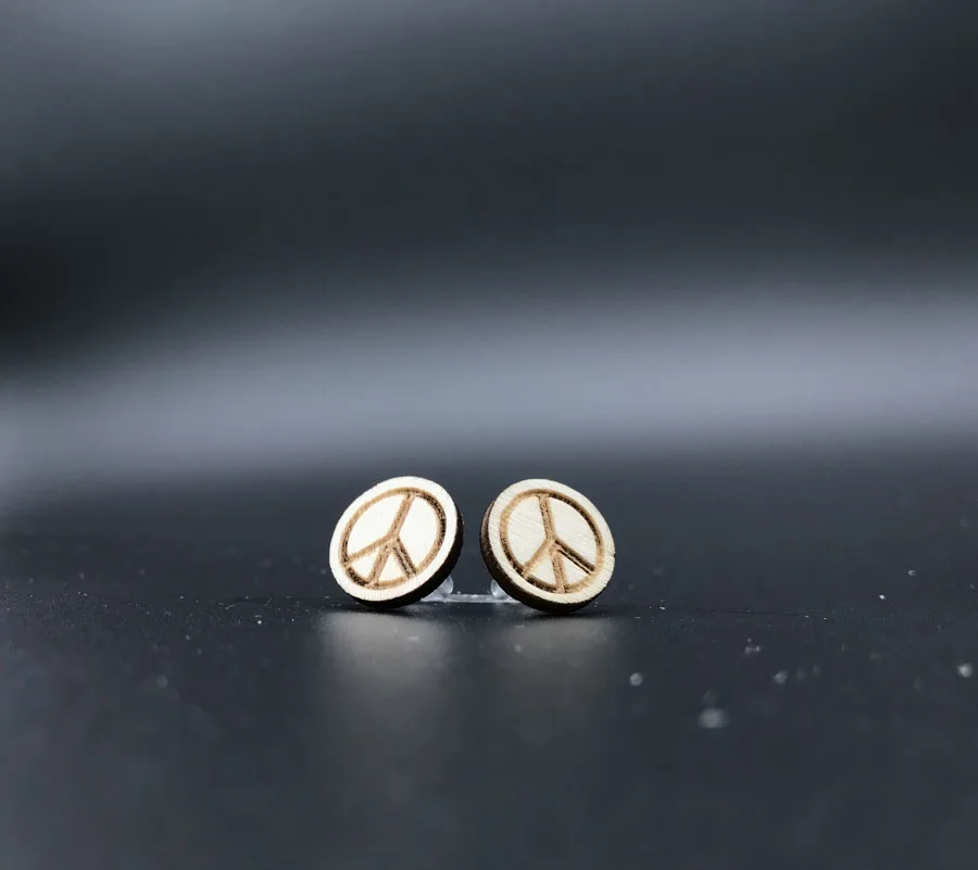 Деревянные серьги гвоздики Peace маленькие круглые женские
