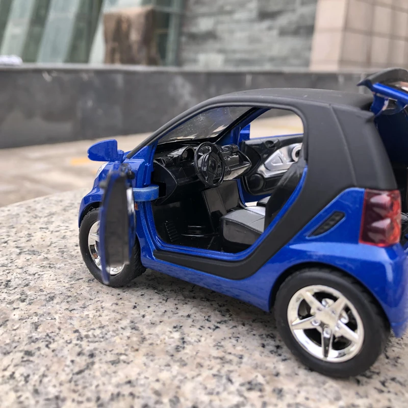 1:32 Smart ForTwo литая модель автомобиля из сплава автомобиль со звуком и светом