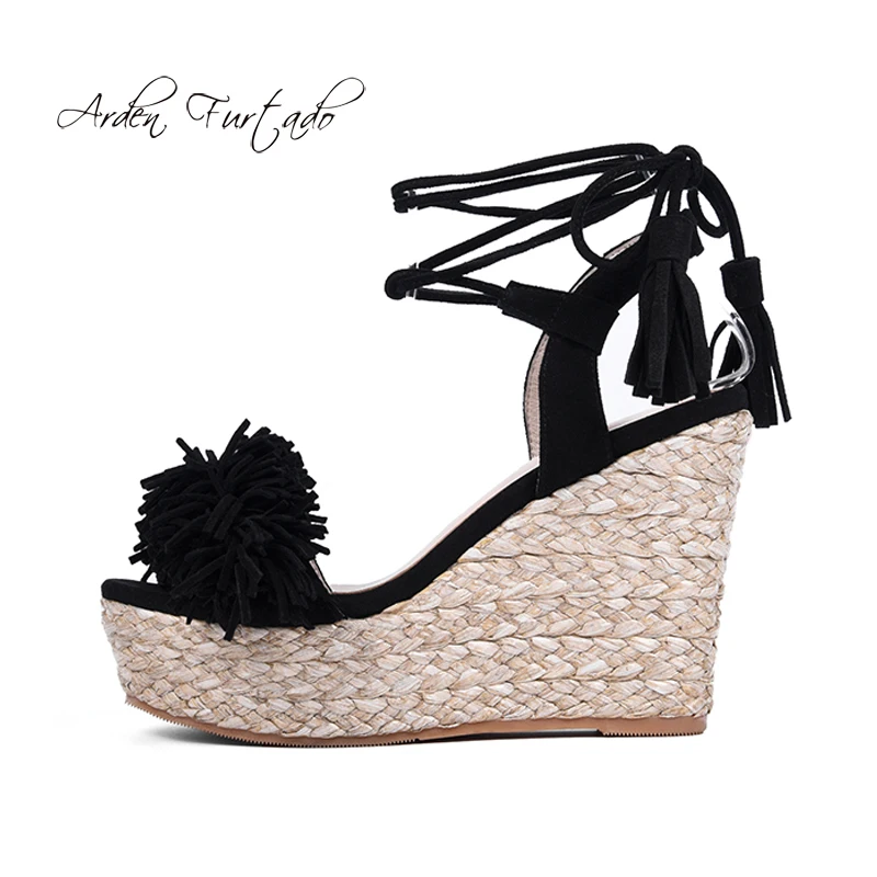 Женская летняя обувь на танкетке 10 см с кисточками и ремешком