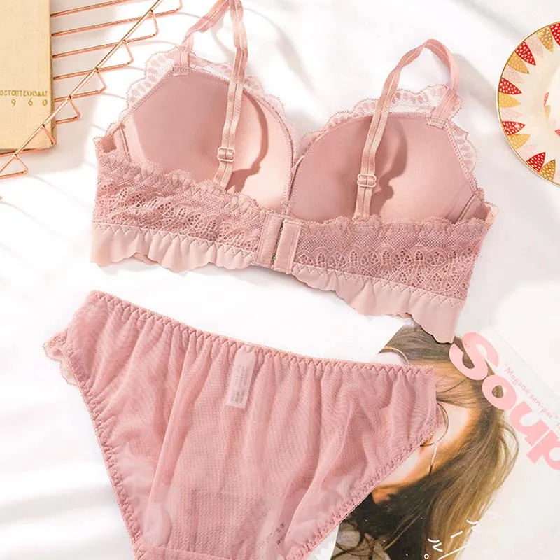 Комплект женского кружевного нижнего белья из трусов и бюстгальтера без